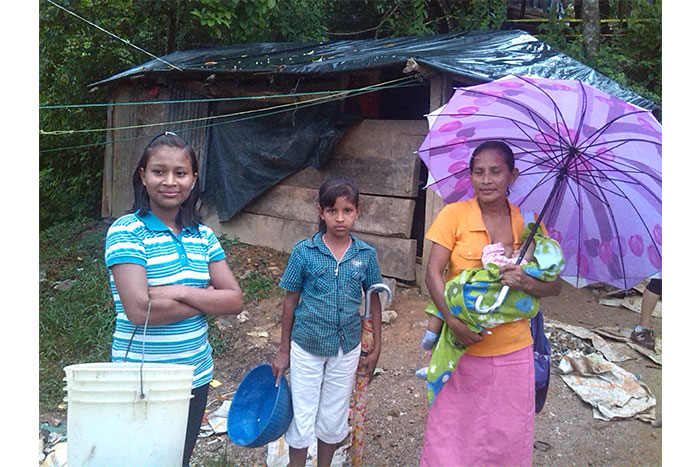 Familiares de mineros desaparecidos se encuentran a la espera de un milagro 