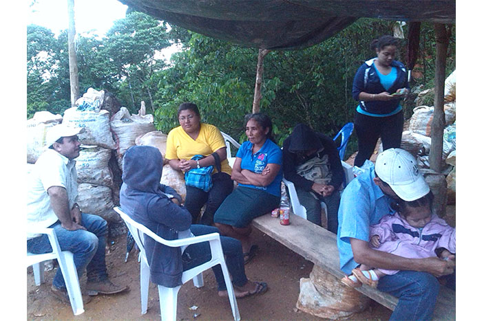 Familiares de mineros desaparecidos se encuentran a la espera de un milagro 