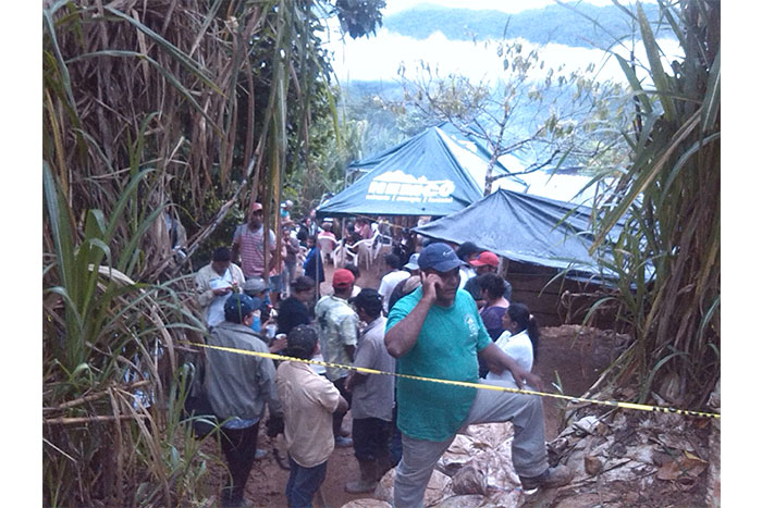 Familiares de mineros desaparecidos se encuentran a la espera de un milagro 