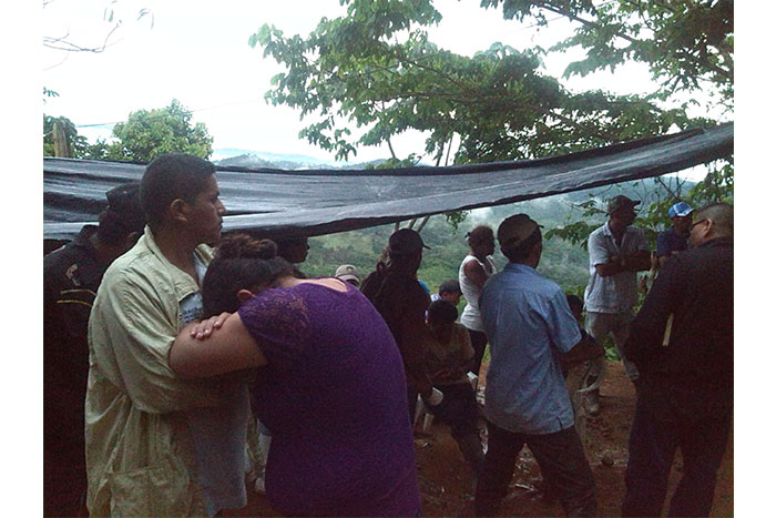 Familiares de mineros desaparecidos se encuentran a la espera de un milagro 