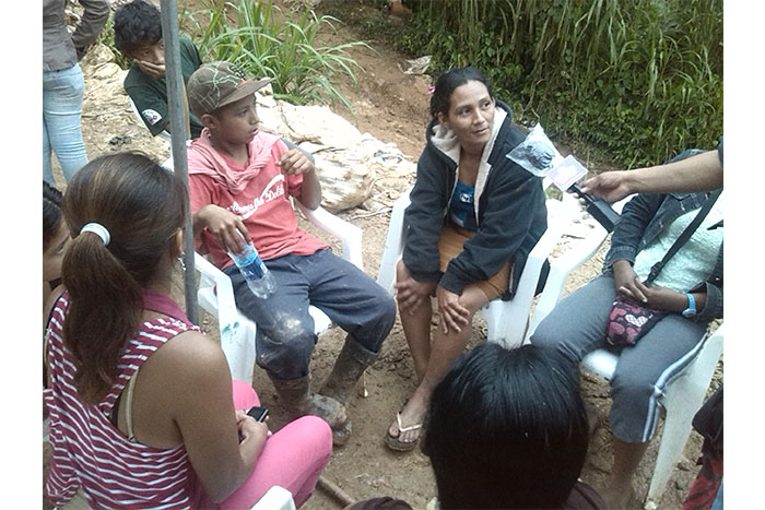 Familiares de mineros desaparecidos se encuentran a la espera de un milagro 