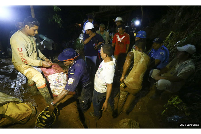 Familias de Bonanza resignadas ante dificultades en rescate de mineros