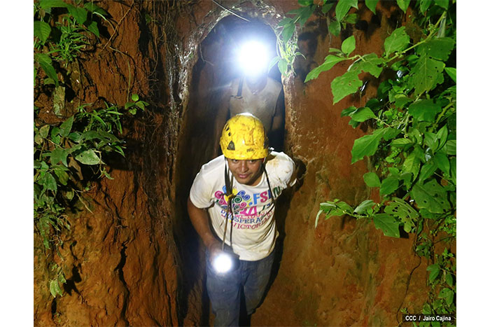 Familias de Bonanza resignadas ante dificultades en rescate de mineros