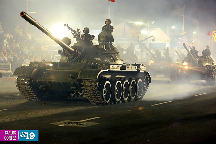 Comandante Daniel preside Desfile Militar en conmemoración del 35 Aniversario del Ejército