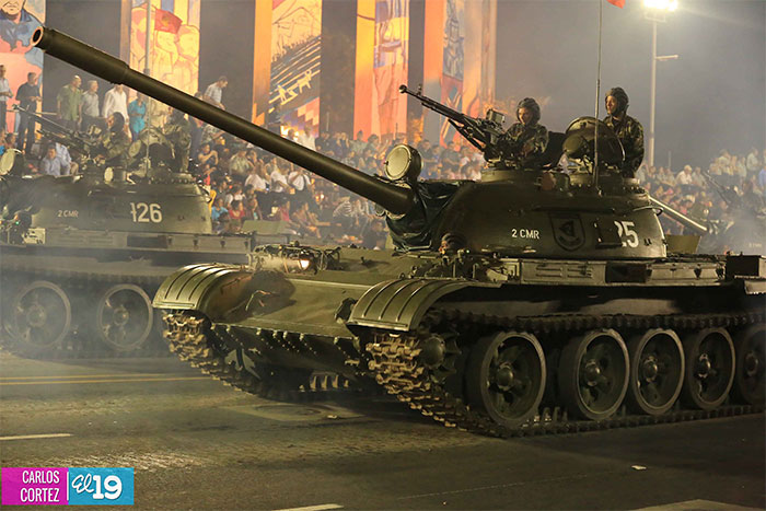 Comandante Daniel preside Desfile Militar en conmemoración del 35 Aniversario del Ejército