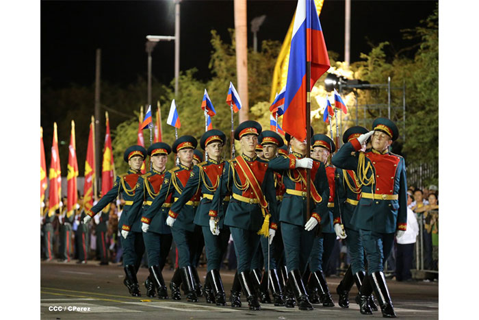 Comandante Daniel preside Desfile Militar en conmemoración del 35 Aniversario del Ejército