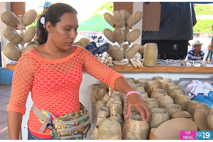 Leoneses hacen patria en Tiangues de Avenida Bolívar