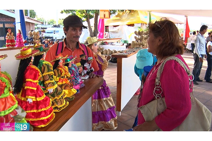 Leoneses hacen patria en Tiangues de Avenida Bolívar