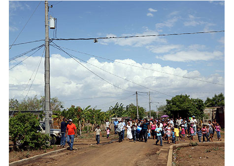 Programa de electrificación mejora calidad de vida para familias de Mateare