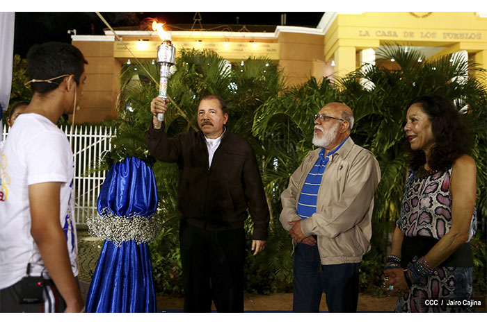 Daniel y Rosario reciben Antorcha de la Libertad y la Unidad Centroamericana