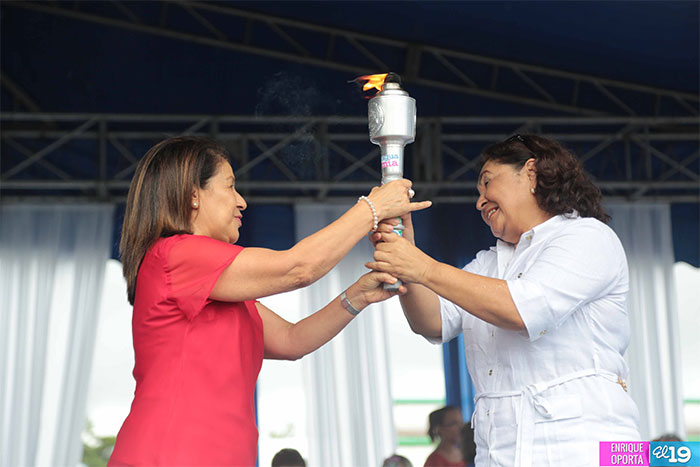 Antorcha de la Independencia es entregada a estudiantes de Costa Rica para seguir su recorrido por la región
