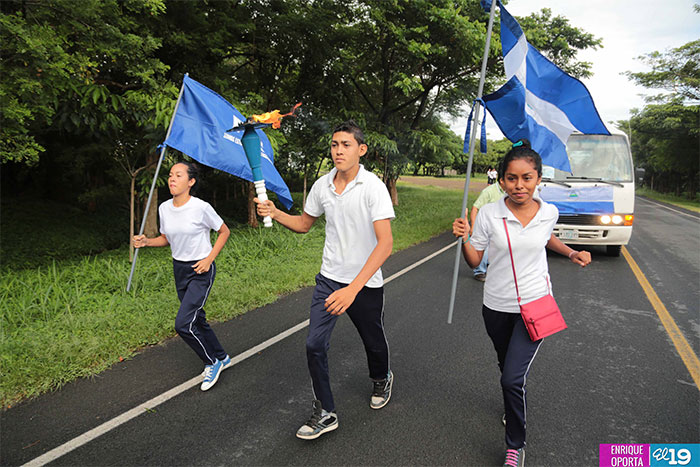 Antorcha de la Independencia es entregada a estudiantes de Costa Rica para seguir su recorrido por la región