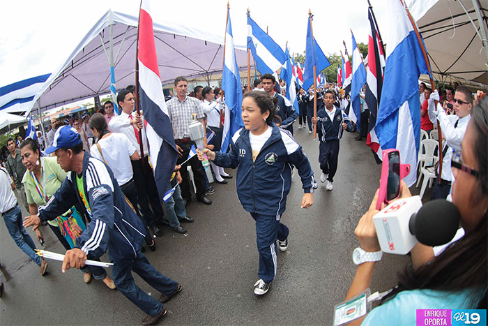 Antorcha de la Independencia es entregada a estudiantes de Costa Rica para seguir su recorrido por la región