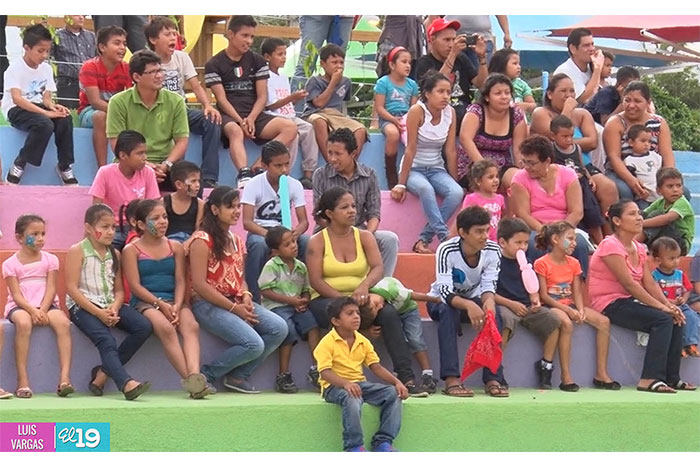 Familias celebran en Parque de Ferias las Fiestas Patrias