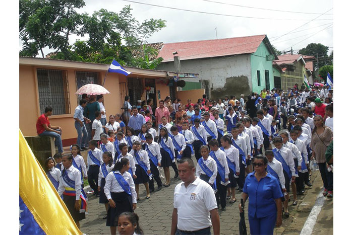 Celebran Desfile Patrio en municipios del país