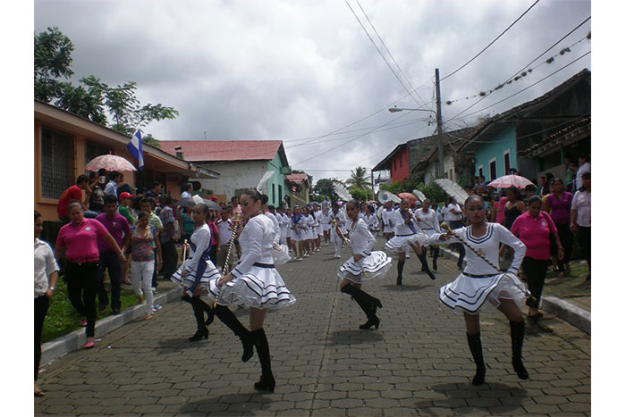 Celebran Desfile Patrio en municipios del país