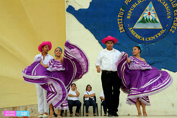 Comunidad estudiantil celebra 193 Aniversario de Independencia