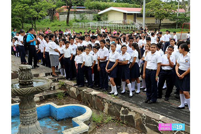 Comunidad estudiantil celebra 193 Aniversario de Independencia