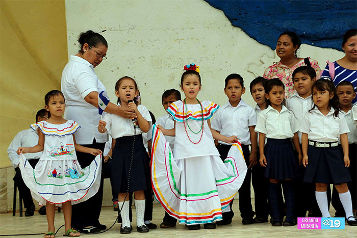 Comunidad estudiantil celebra 193 Aniversario de Independencia