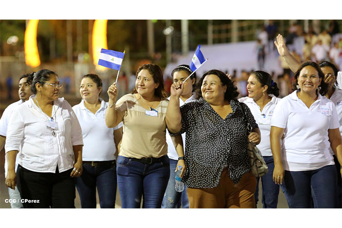 Daniel y Rosario presiden Desfile Patrio Nicaragua Mía 2014