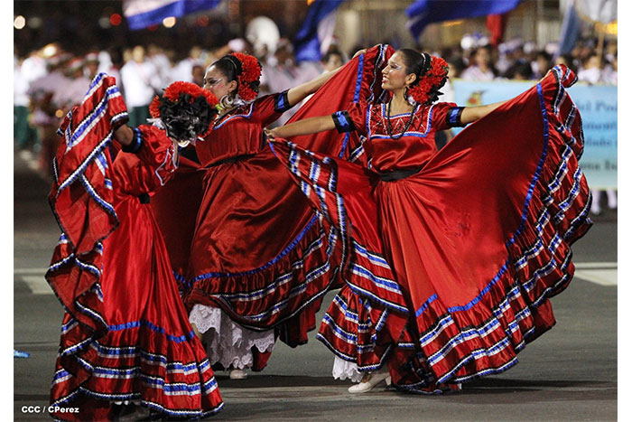 Daniel y Rosario presiden Desfile Patrio Nicaragua Mía 2014