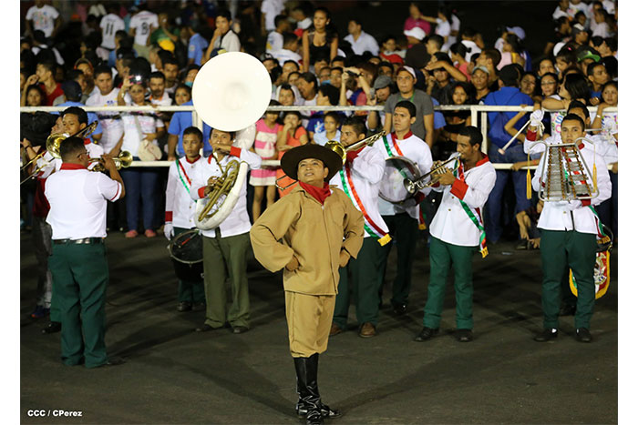 Daniel y Rosario presiden Desfile Patrio Nicaragua Mía 2014