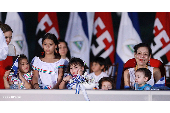 Daniel y Rosario presiden Desfile Patrio Nicaragua Mía 2014