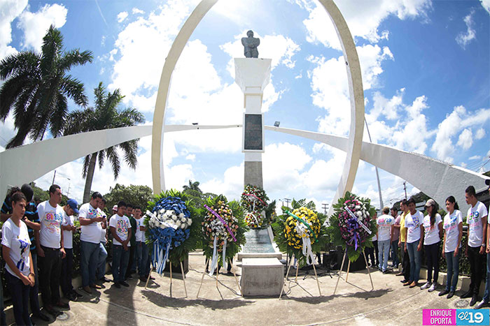 Juventud revolucionaria rinde homenaje a Rigoberto López Pérez