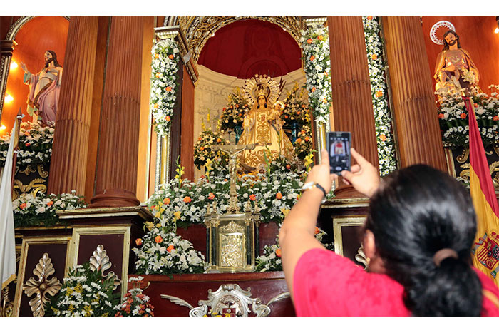 Leoneses festejan a su patrona con alborada y serenata