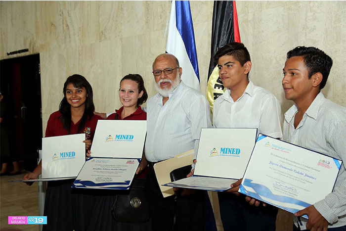 Gobierno entrega reconocimiento a mejores estudiantes del país