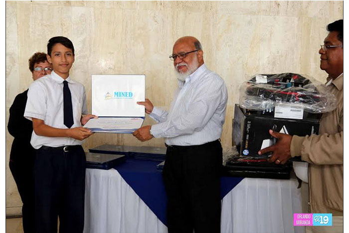 Gobierno entrega reconocimiento a mejores estudiantes del país