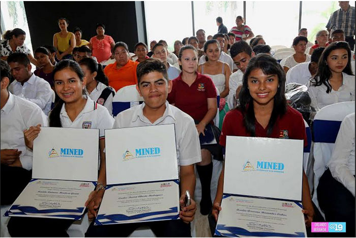 Gobierno entrega reconocimiento a mejores estudiantes del país