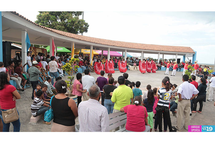 Familias disfrutan de la cultura de la Gran Sultana en Tiangues de la Avenida Bolívar