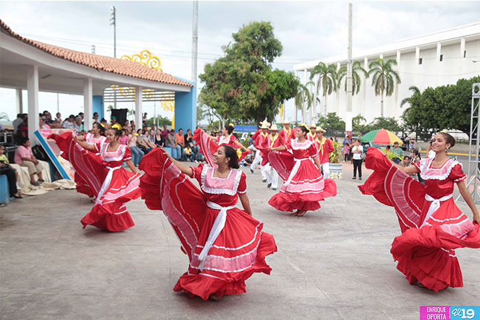 Familias disfrutan de la cultura de la Gran Sultana en Tiangues de la Avenida Bolívar