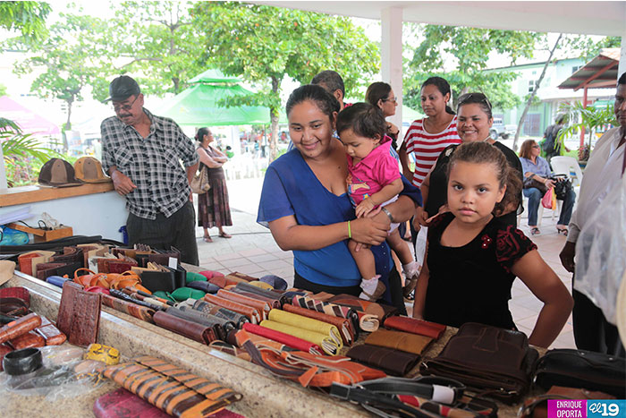 Familias disfrutan de la cultura de la Gran Sultana en Tiangues de la Avenida Bolívar