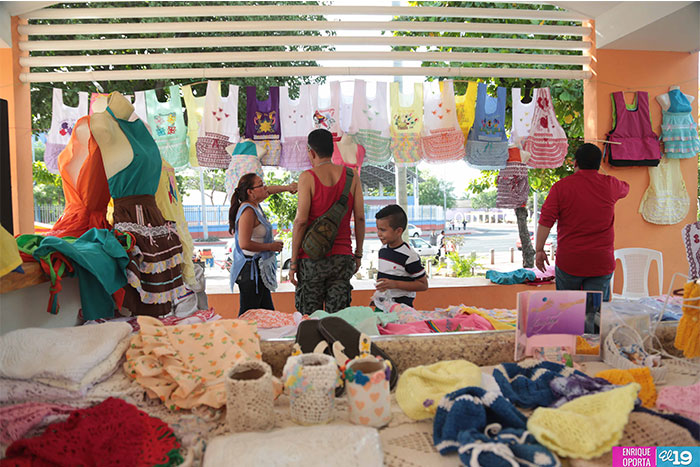 Familias disfrutan de la cultura de la Gran Sultana en Tiangues de la Avenida Bolívar