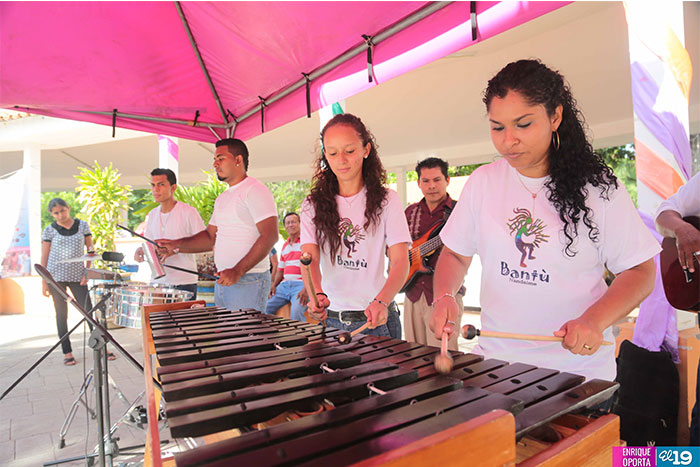 Familias disfrutan de la cultura de la Gran Sultana en Tiangues de la Avenida Bolívar