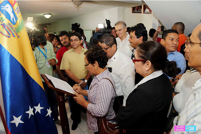 Firman libro de condolencias en Embajada de Venezuela