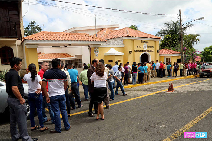 Firman libro de condolencias en Embajada de Venezuela