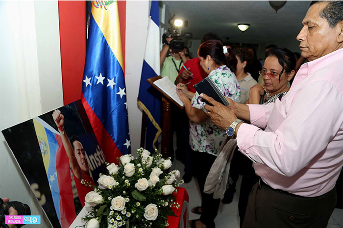 Firman libro de condolencias en Embajada de Venezuela