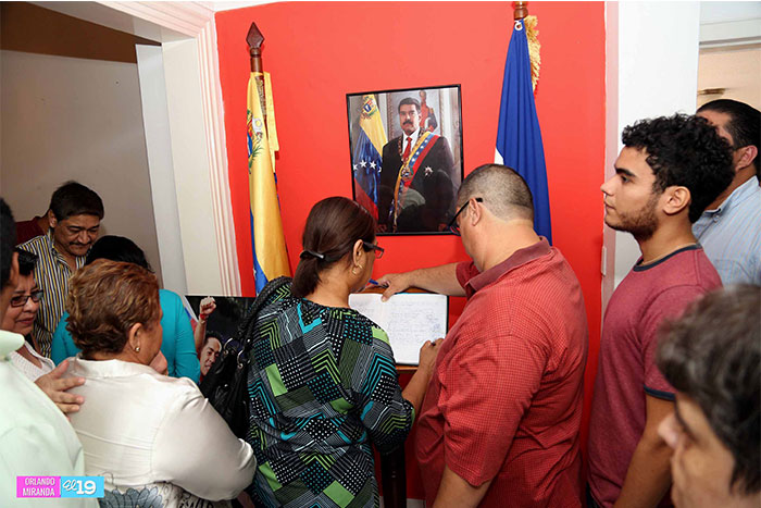 Firman libro de condolencias en Embajada de Venezuela