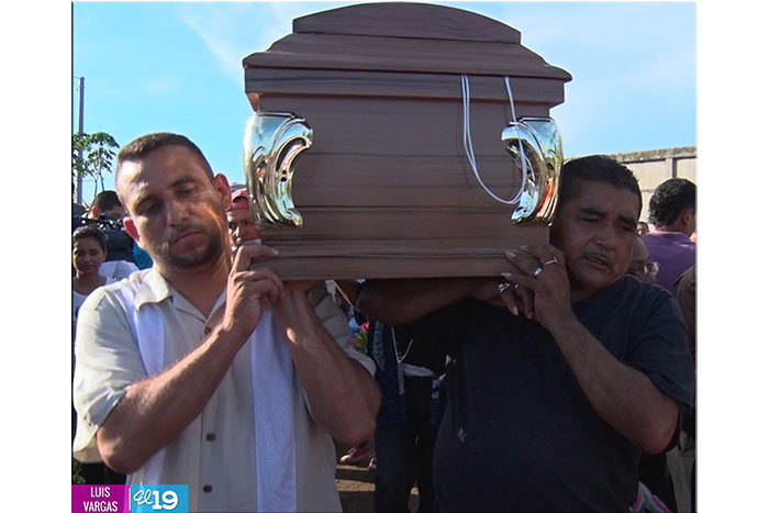 Con mucha tristeza y dolor, amigos y familiares dan último adiós a víctimas de la tragedia del barrio 18 de Mayo