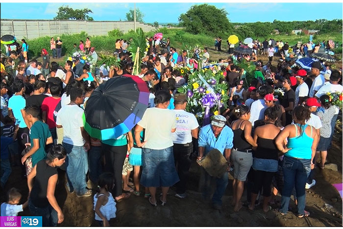 Con mucha tristeza y dolor, amigos y familiares dan último adiós a víctimas de la tragedia del barrio 18 de Mayo