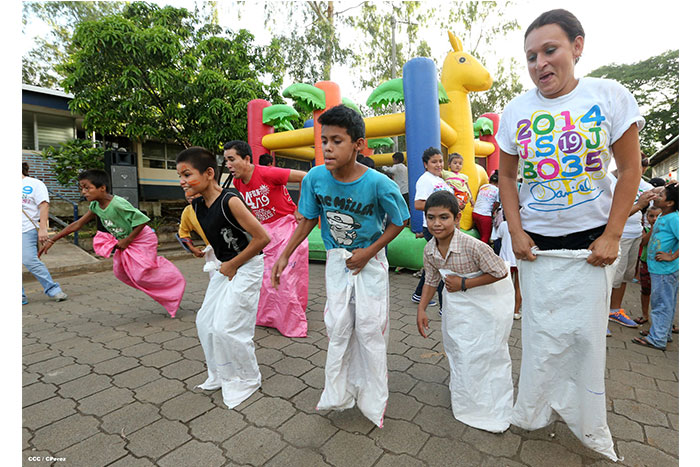 Llevan alegría a niños en los albergues  