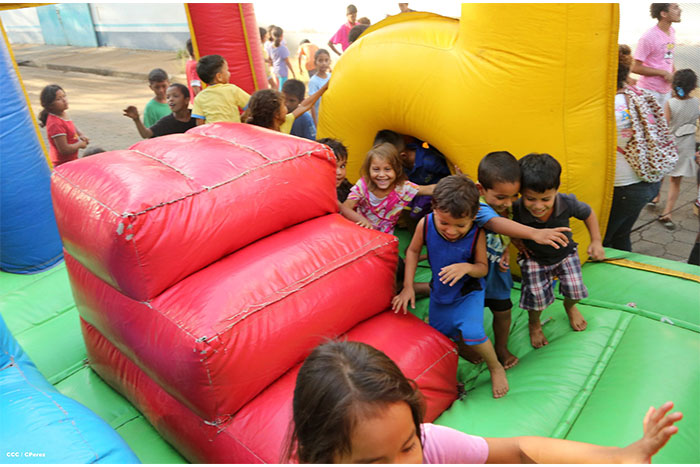 Llevan alegría a niños en los albergues  