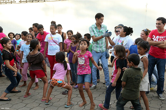 Llevan alegría a niños en los albergues  
