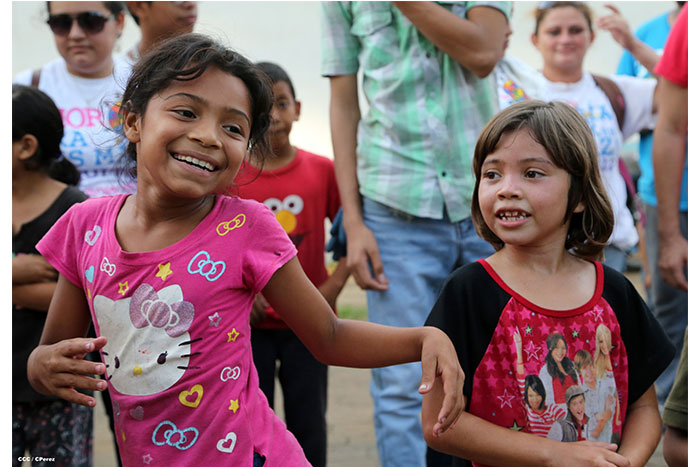 Llevan alegría a niños en los albergues  
