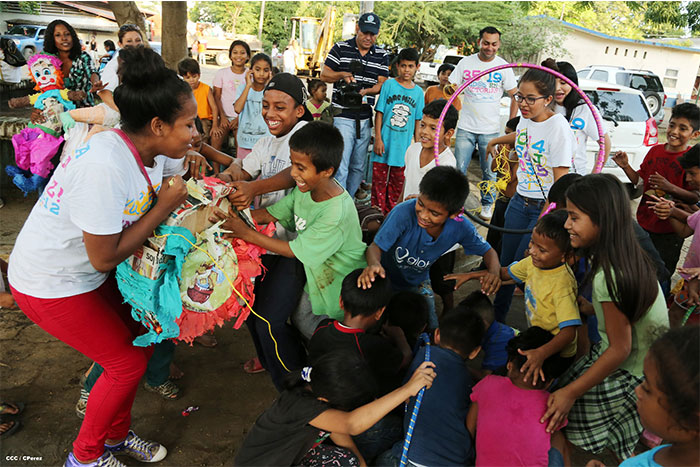 Llevan alegría a niños en los albergues  