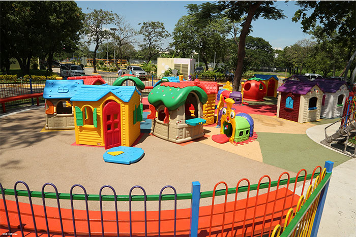 Casi por concluir instalación de nuevos juegos infantiles en parque Luis Alfonso Velázquez