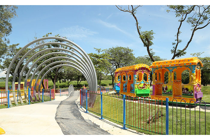 Casi por concluir instalación de nuevos juegos infantiles en parque Luis Alfonso Velázquez